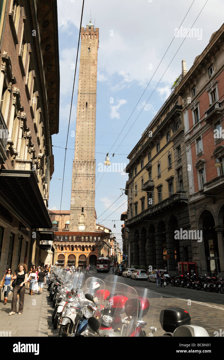 Afficher le long de la Via Francesco rizzoli de la tour asinelli qui signifie plus de 97m de haut Bologna Italie Banque D'Images
