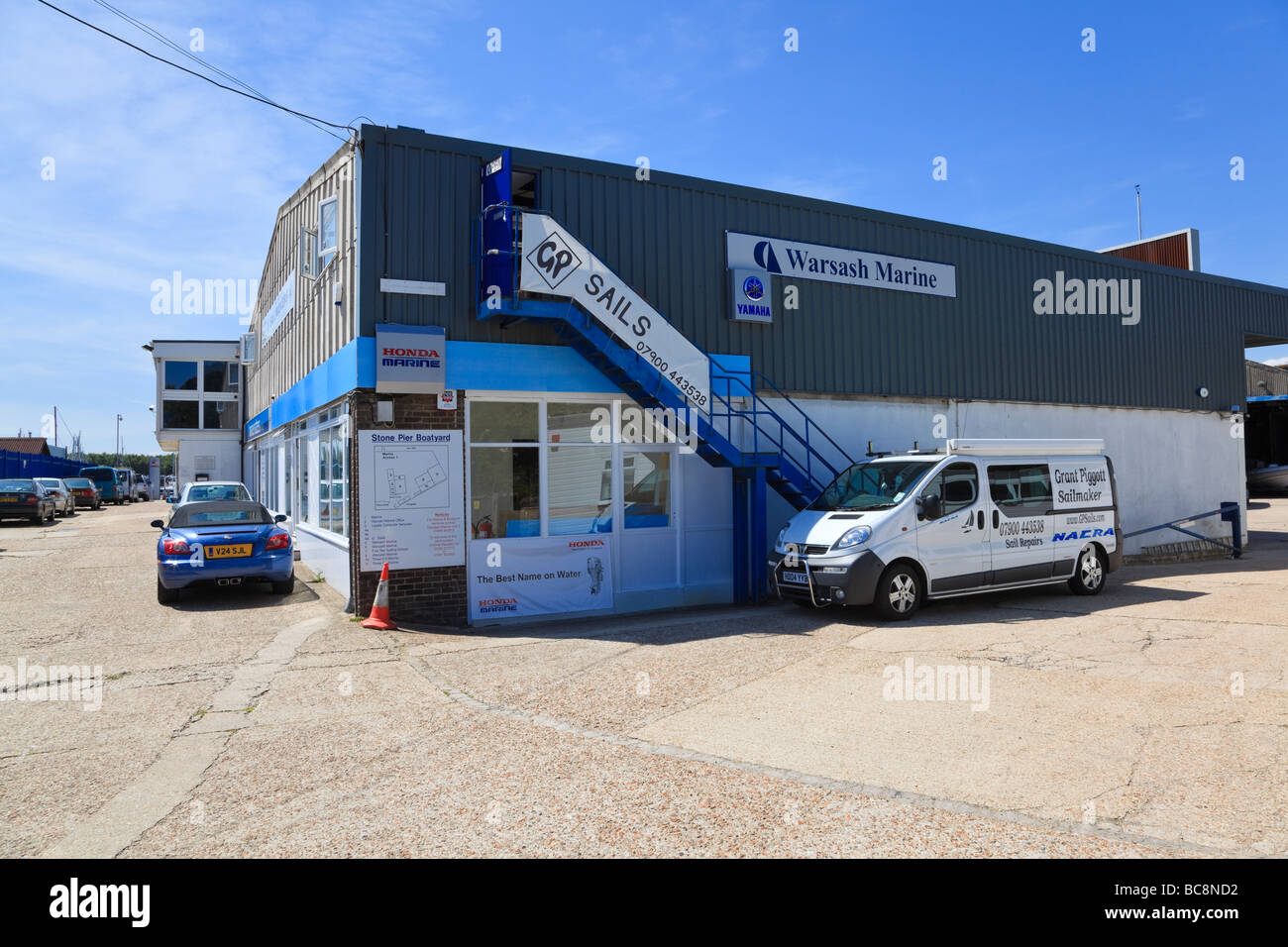 L'unité maritime Warsash Pier Pierre Boatyard Warsash Hampshire UK Banque D'Images