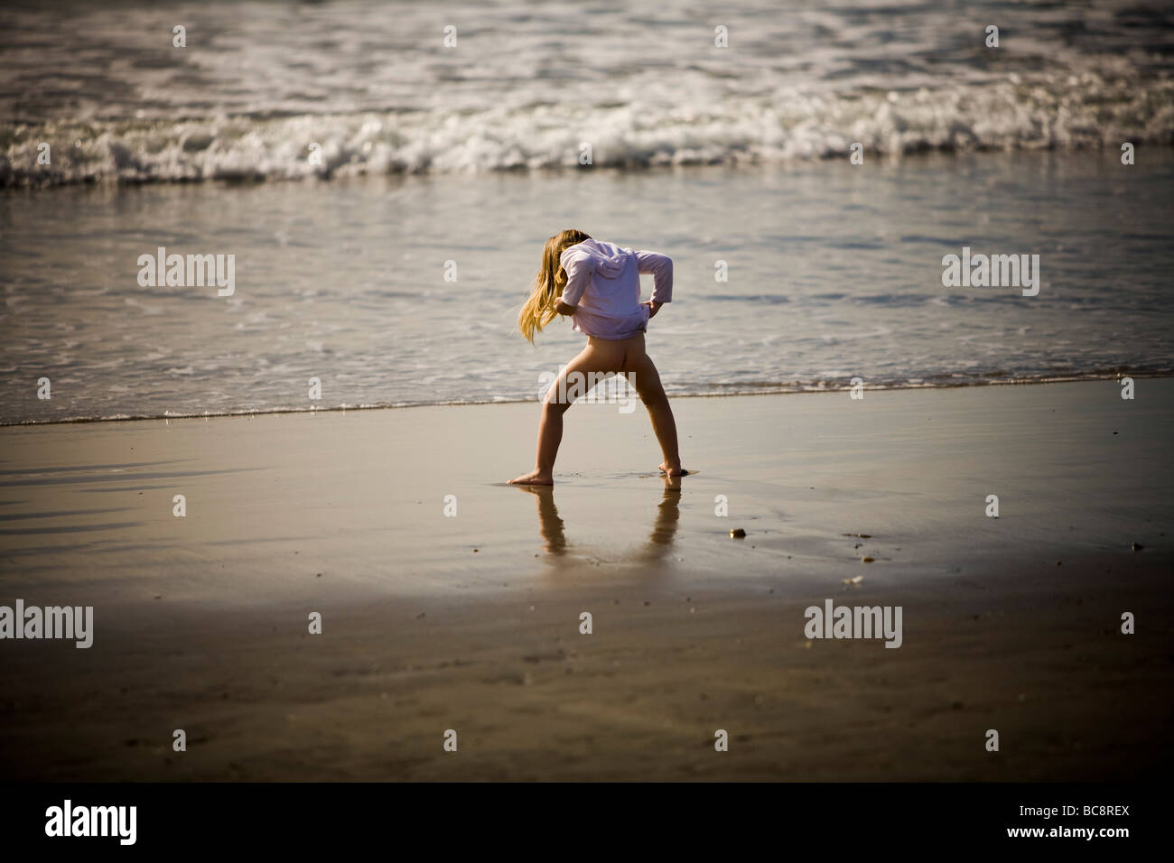 Sur la plage nu une fille