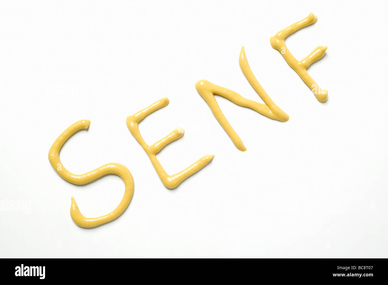 Le mot SENF (moutarde) - Banque D'Images