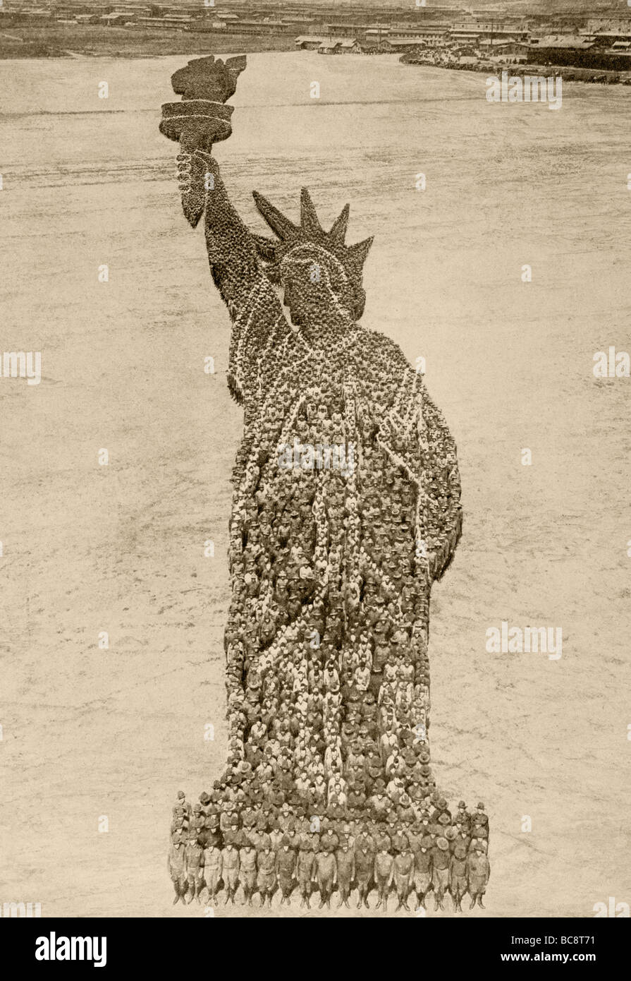 18 000 soldats américains formé dans un coin de la Statue de la liberté à Camp Dodge, Des Moines, Iowa, USA, août 1918. Banque D'Images