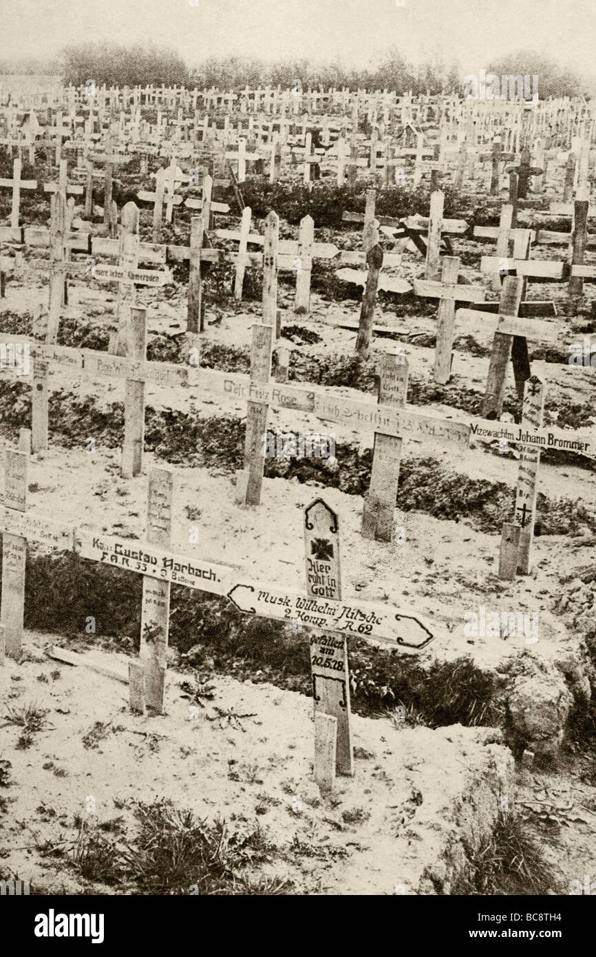 Quelques-unes des 5000 tombes allemandes dans un cimetière derrière le vieux les lignes allemandes près de Bethune, France. Banque D'Images