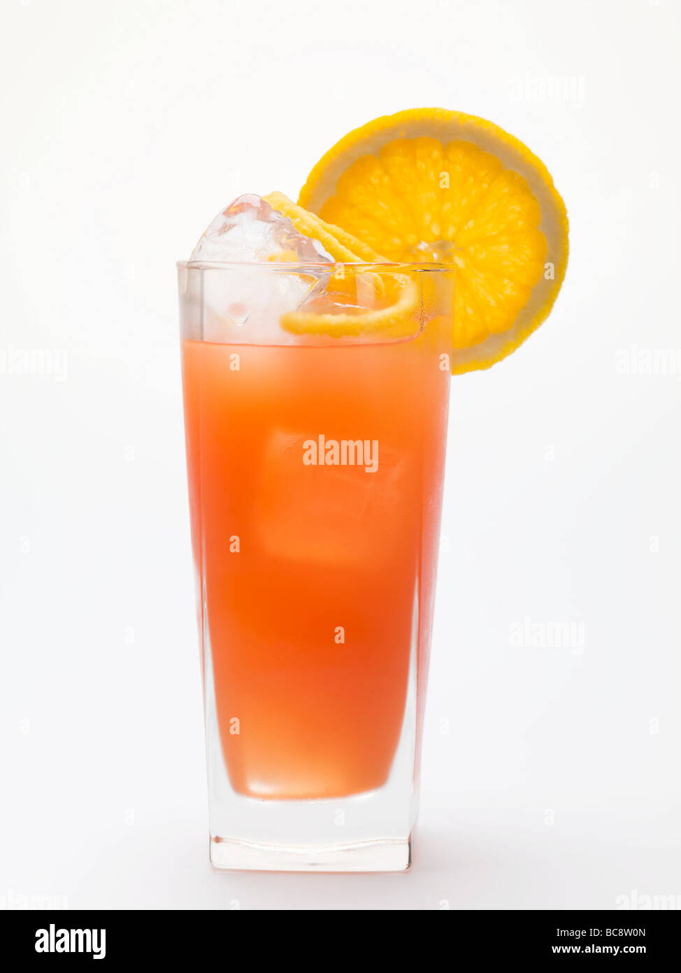 Boisson à l'orange sanguine avec des cubes de glace - Banque D'Images