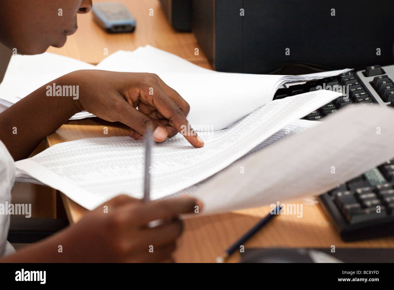 African woman with paperwork Banque D'Images