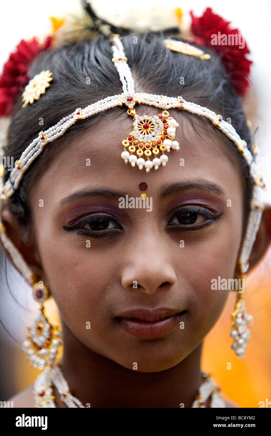 Un Indien de l'hindou ou girl wearing costume traditionnel et coiffure à un festival. Banque D'Images