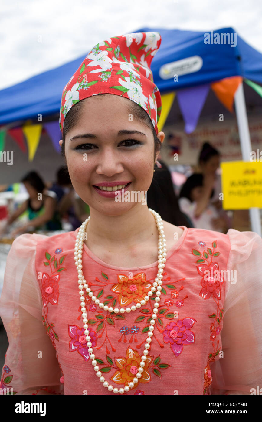 Une philippine portant une robe traditionnelle Maria Clara à un festival. Banque D'Images