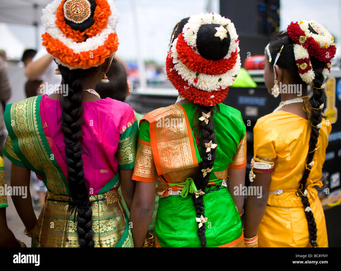Trois filles de l'Est de l'Inde hindoue ou portant des coiffes traditionnelles attente pour effectuer à un festival. Banque D'Images