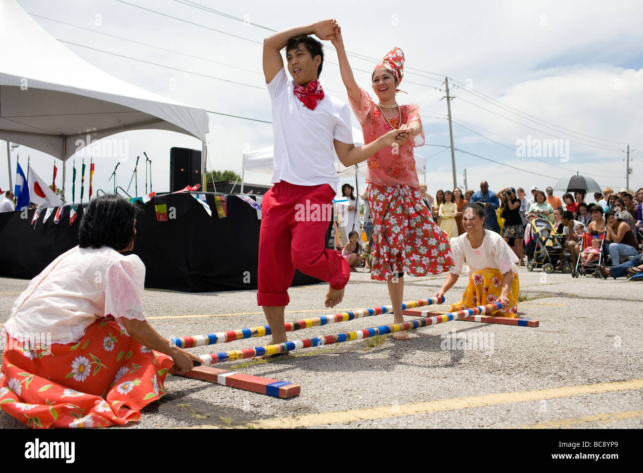 Les philippins effectuer la danse traditionnelle Tinikling devant un public lors d'un festival dans la région de Rogers, Arkansas, États-Unis . Banque D'Images