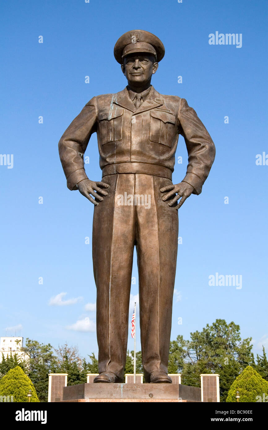 Statue en bronze de Dwight D. Eisenhower situé à l'Eisenhower Presidential Center dans Abilene Kansas USA Banque D'Images