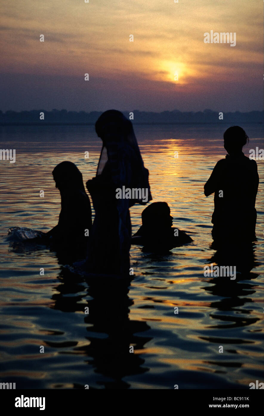 Les femmes hindoues fidèle se baignent et effectuer des ablutions dans le Gange à VÂRÂNASÎ BÉNARÈS INDE SUNRISE Banque D'Images