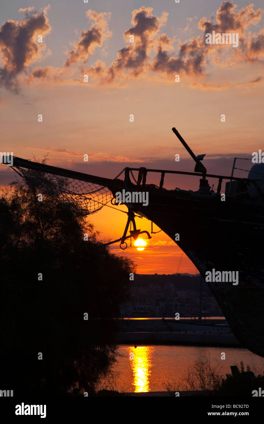 Coucher du soleil tombe sur Argostoli Céphalonie, île grecque, tropical sur le port, les navires, bateaux & plam arbres Banque D'Images