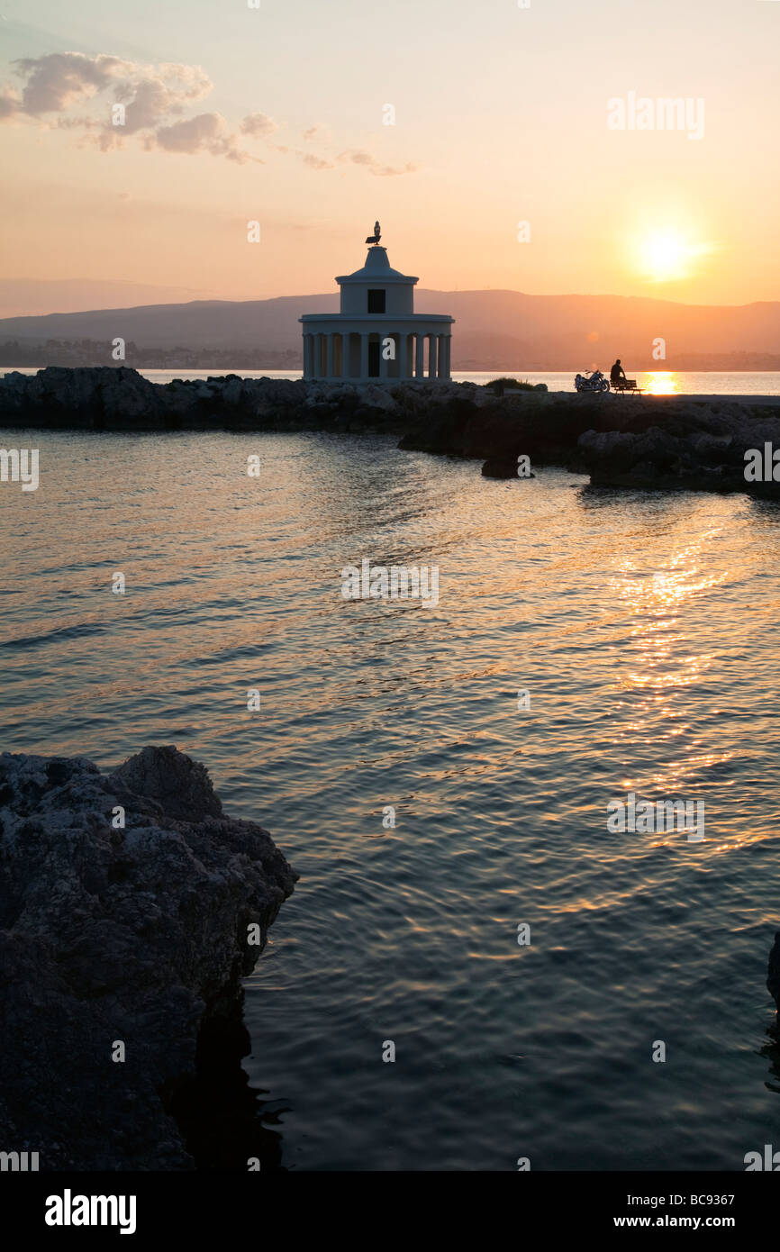 Coucher du soleil tombe sur Argostoli Céphalonie, île grecque, tropical vue sur le phare au crépuscule Banque D'Images