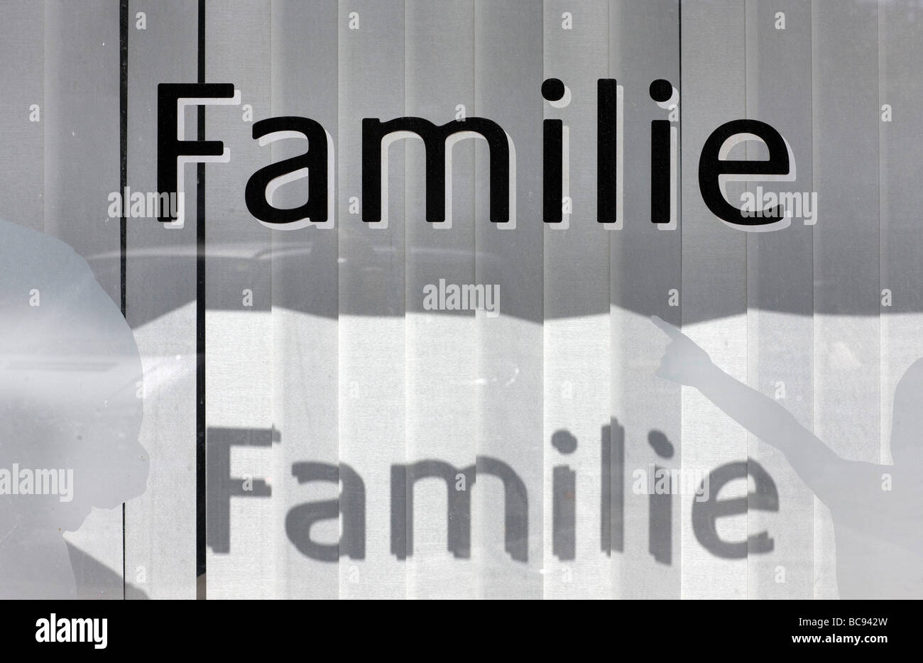 Familie écrit à une fenêtre Banque D'Images