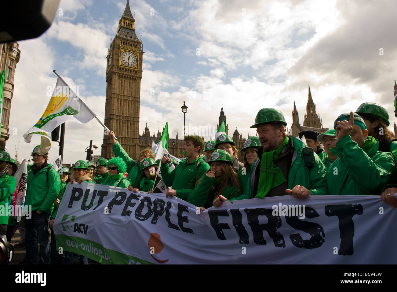 Mars pour l'emploi, la justice et le climat avant le sommet du G20 à Londres, mettre les gens Premier groupe Banque D'Images