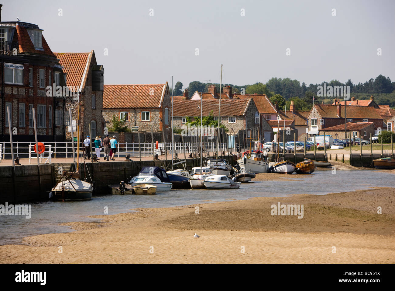 Blakeney village sur la la côte nord du comté de Norfolk en Angleterre avec l'estuaire et quayside Banque D'Images