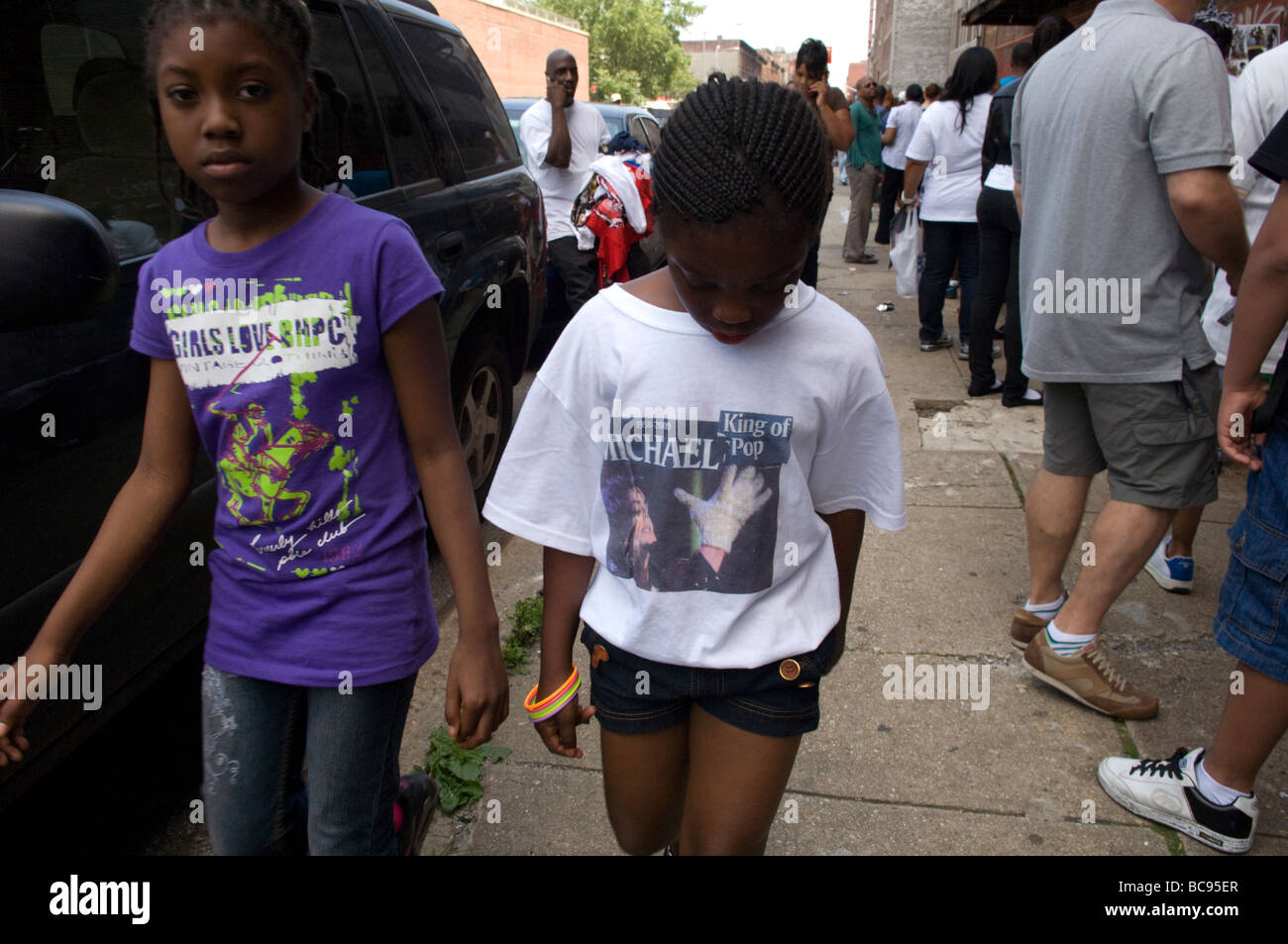 Des milliers de fans de Michael Jackson à l'extérieur de l'Apollo Theatre de Harlem à New York pour un mémorial à la fin de l'icône pop Banque D'Images