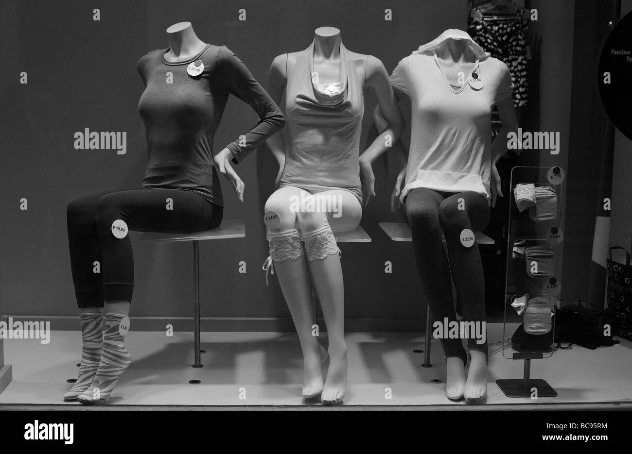 Groupe de trois mannequins sans tête bizarre de poser en vitrine Banque D'Images
