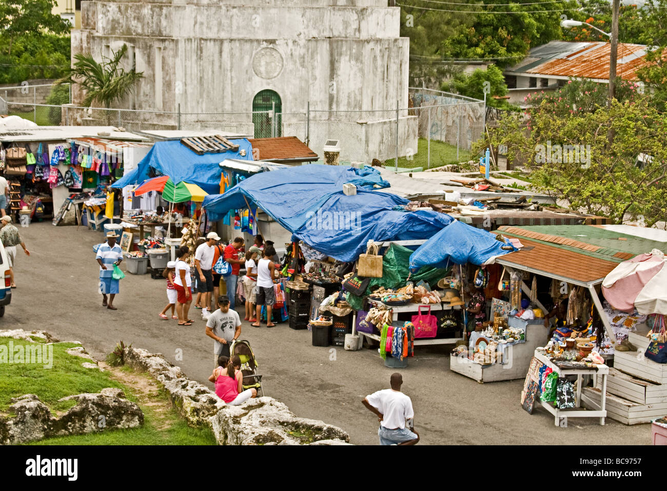 Marché plein air par une attraction touristique au château d'eau à Nassau, Bahamas Banque D'Images