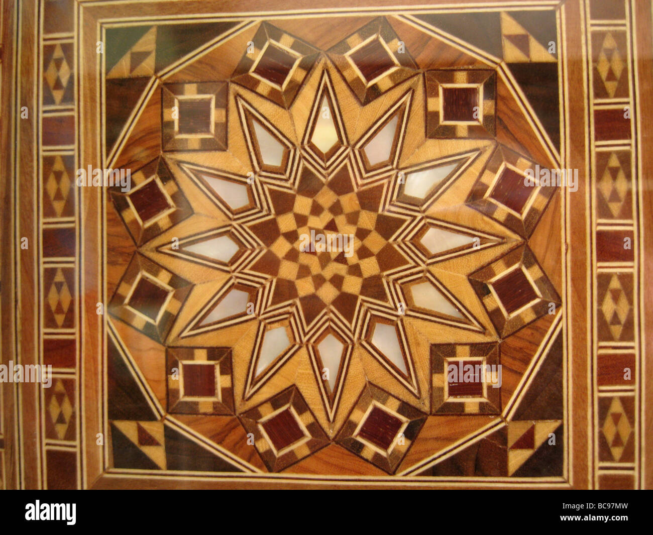 Table mosaïque en bois reposant sur des conceptions mauresque dans un des ateliers de l'Alhambra de Grenade, Espagne Banque D'Images