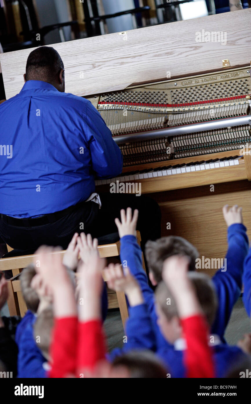 Les leçons de musique avec un professeur jouant du piano dans la classe Banque D'Images