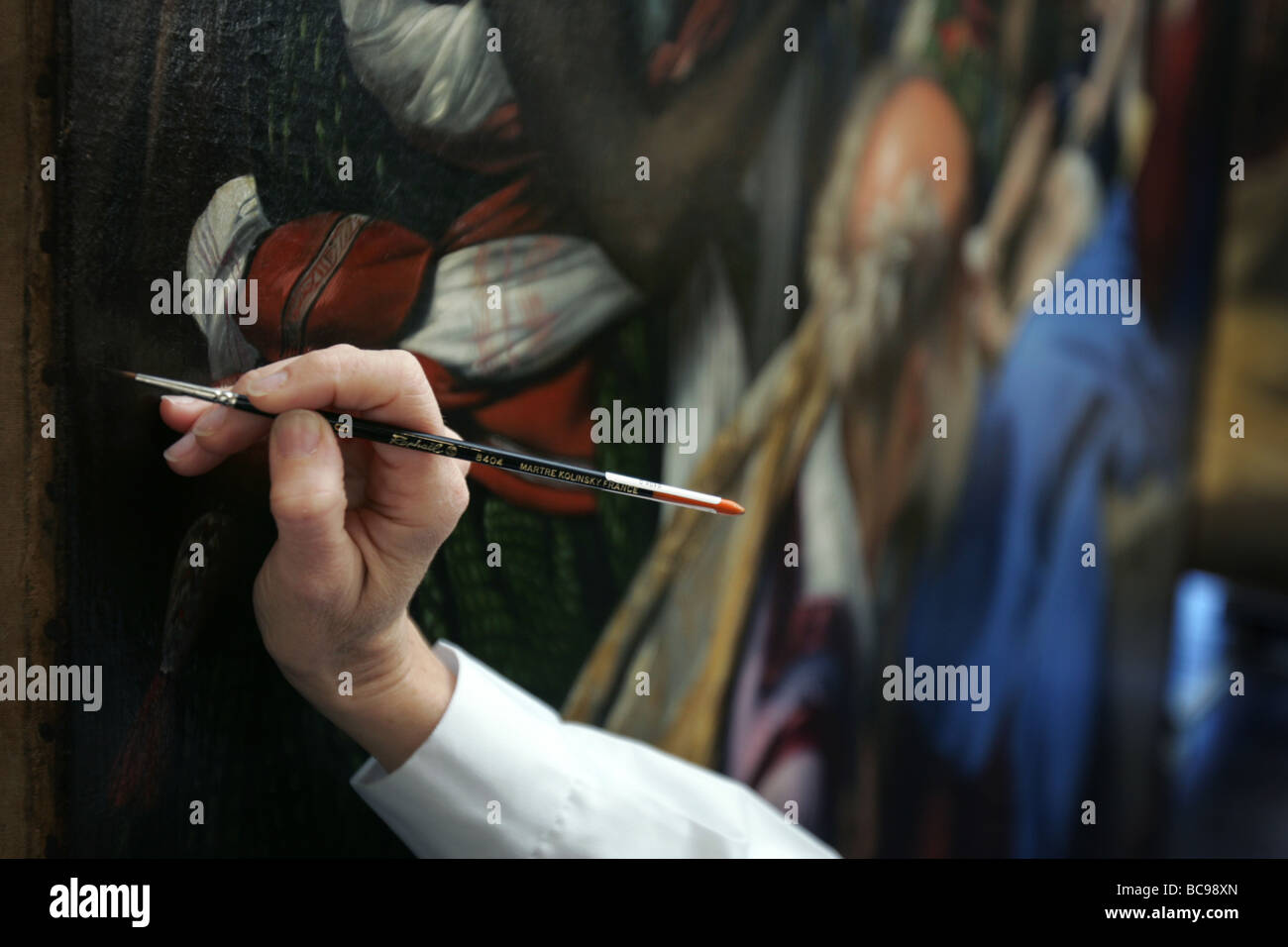 Un restaurateur d'art travail est vu travailler à la restauration de l'art du musée du Prado à Madrid Espagne Banque D'Images