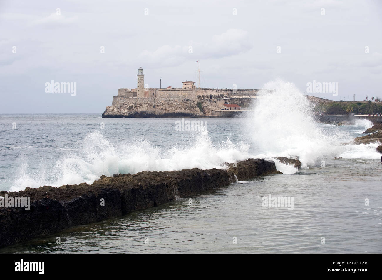 À l'onde d'Malecon de La Havane, Cuba Banque D'Images