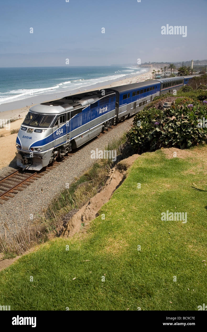 Amtrak Train Surfliner passé Seagrove Park, Del Mar, en Californie Banque D'Images