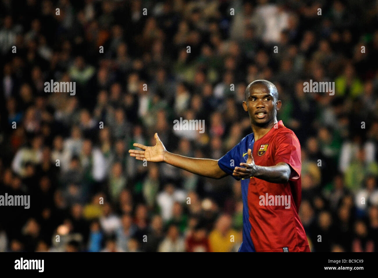 L'attaquant du FC Barcelone Samuel Etoo est perçu au cours d'un match de football à Barcelone Espagne Banque D'Images