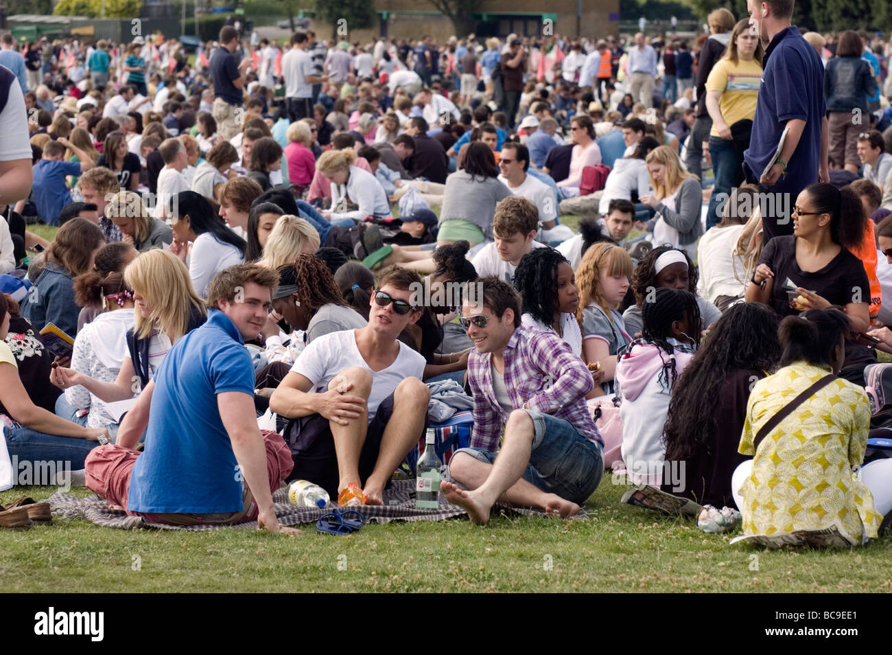 Les gens en attente Winbledon Park pour les billets pour les Championnats de tennis de Wimbledon Banque D'Images