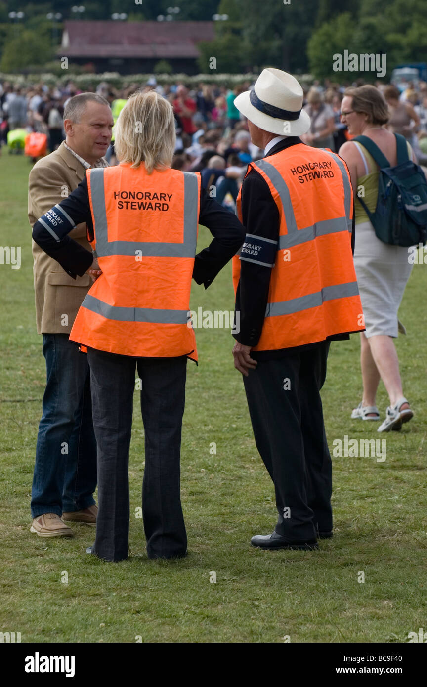 Les intendants honoraire à Wimbledon Park assist la foule qui attendent pour la masse des billets pour le tennis championships Banque D'Images