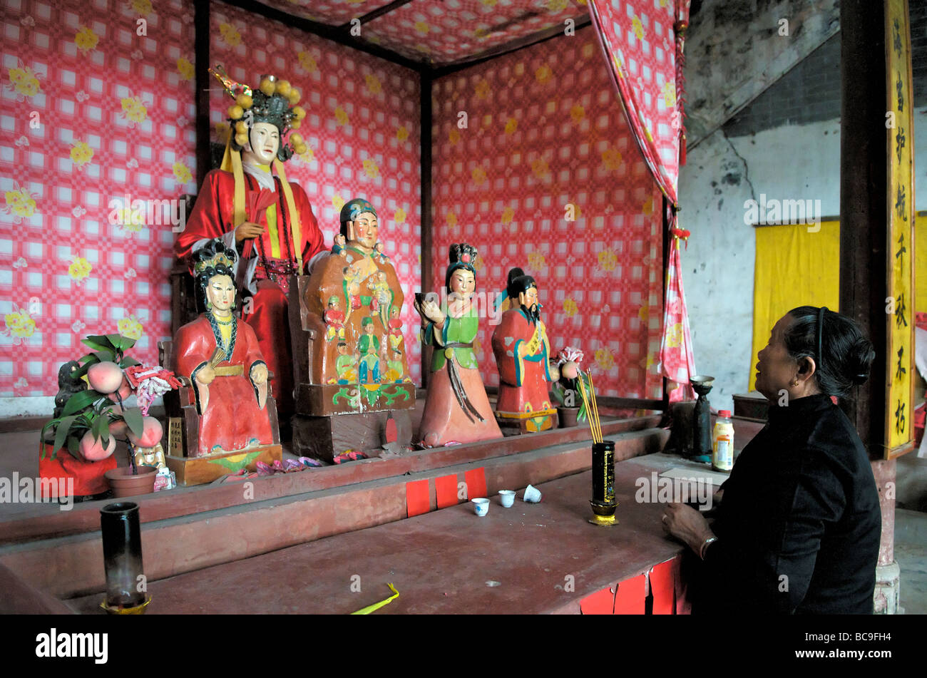 Femme en prière avant de modifier Fuli Village près de Yangshuo Guangxi Chine Banque D'Images