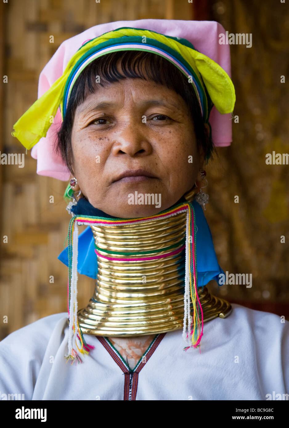 Portrait d'une "femme girafe" de la tribu de Padaung avec anneaux en métal  autour du cou Photo Stock - Alamy