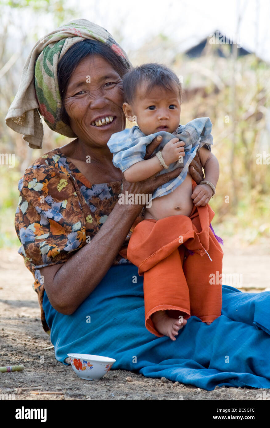Portrait d'une femme tenant un bébé Birman Banque D'Images