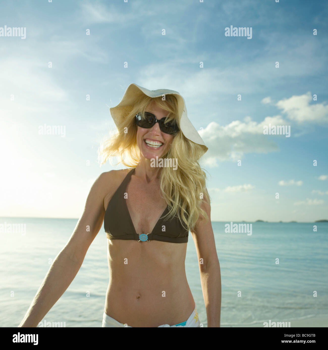 Woman smiling on beach Banque D'Images