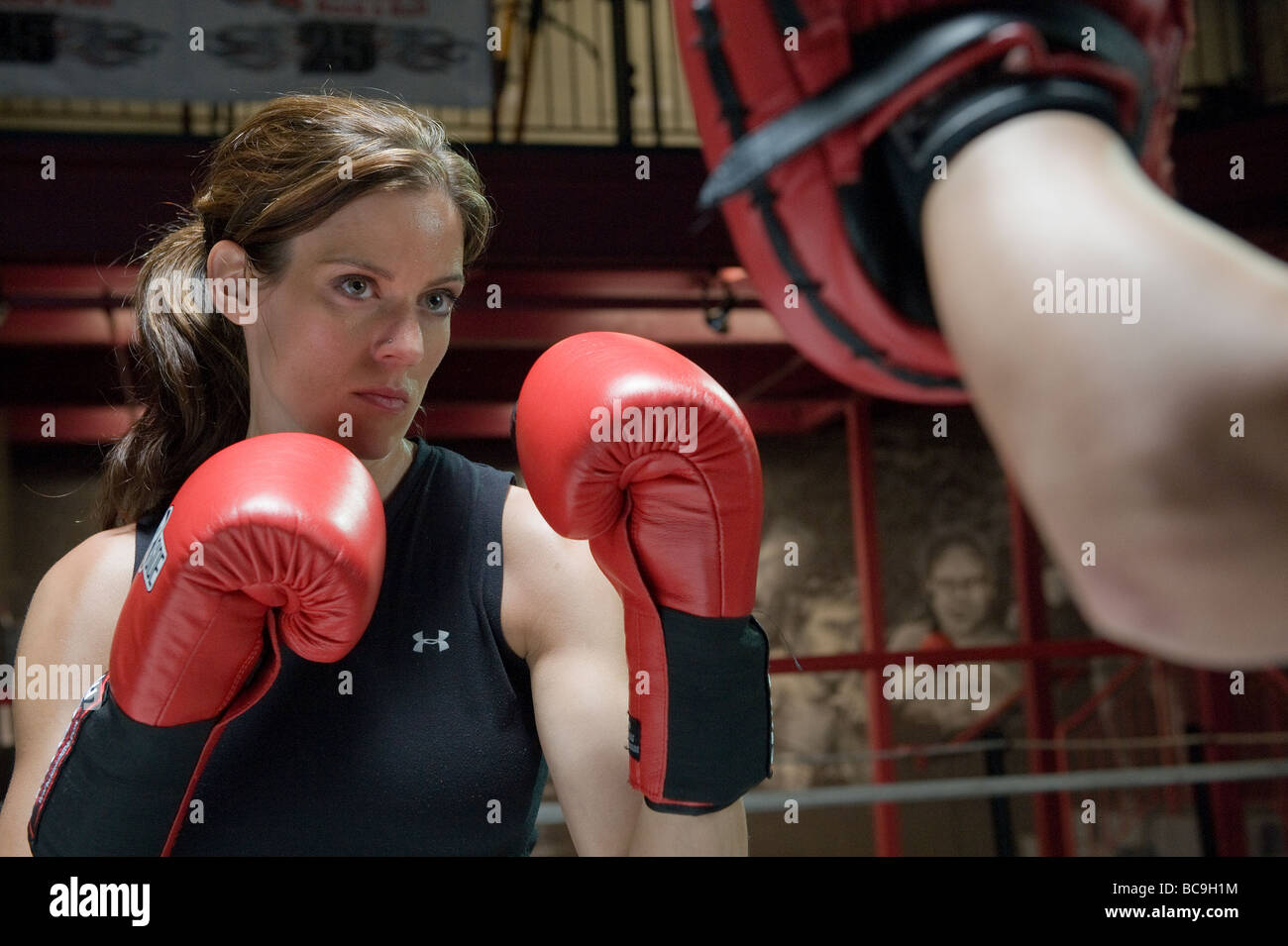 Boxer en collaboration avec son entraîneur. Banque D'Images