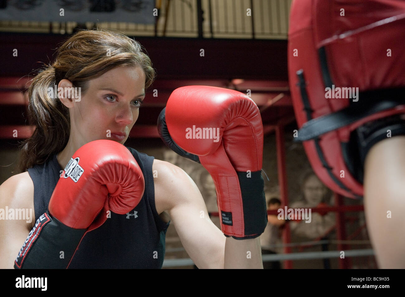 Boxer en collaboration avec son entraîneur. Banque D'Images