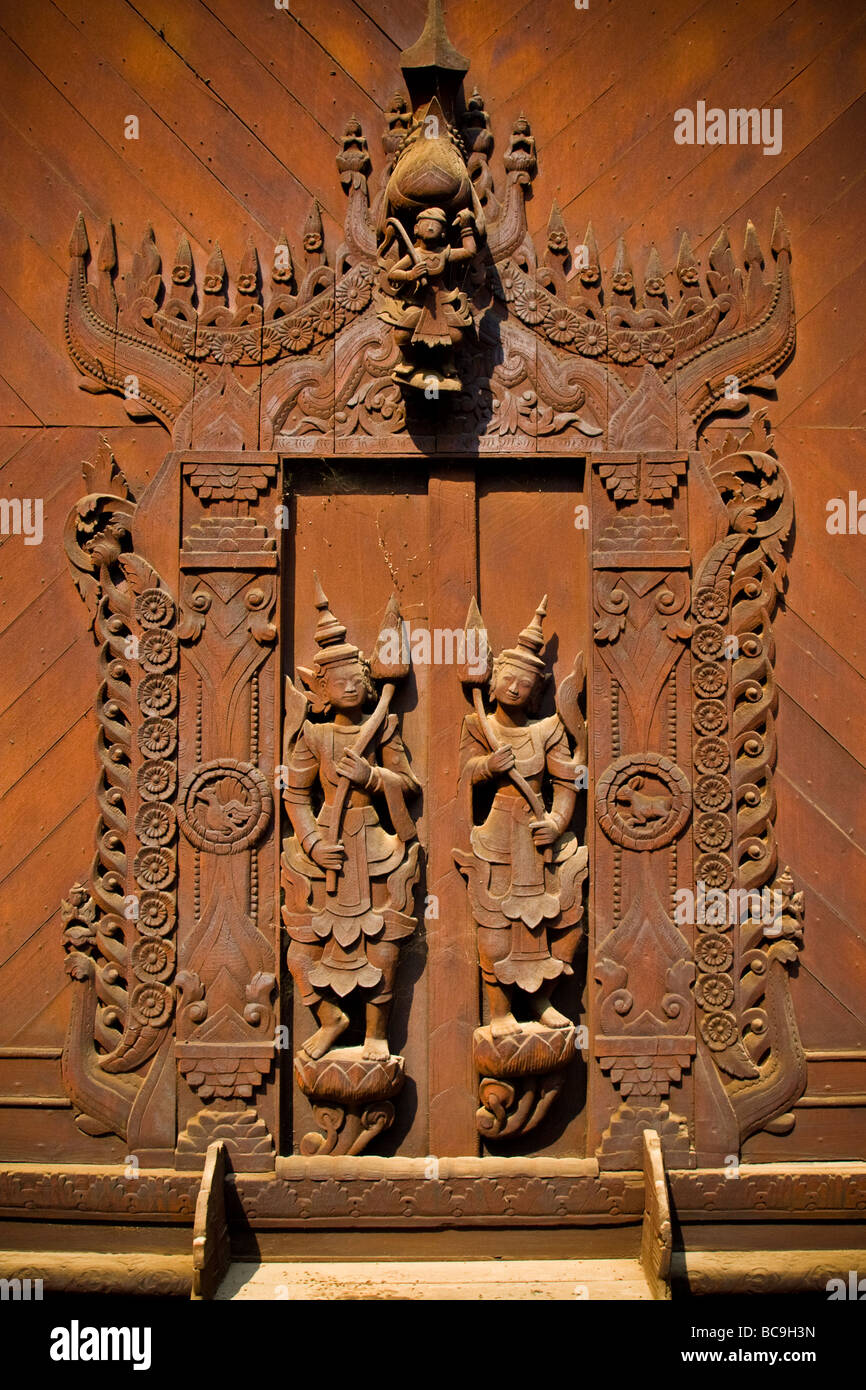 Close-up de sculptures en bois de teck sur la porte d'un monastère à Mandalay, Myanmar Banque D'Images
