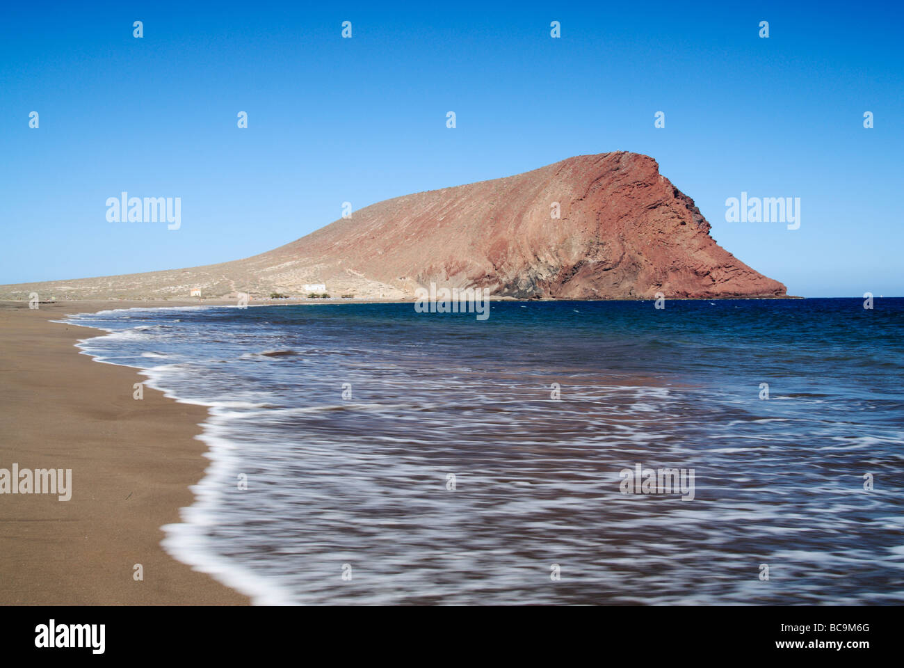 La plage de Tejita et Montaña Roja (red mountain) près de El Medano sur Ténérife dans les îles Canaries. Banque D'Images