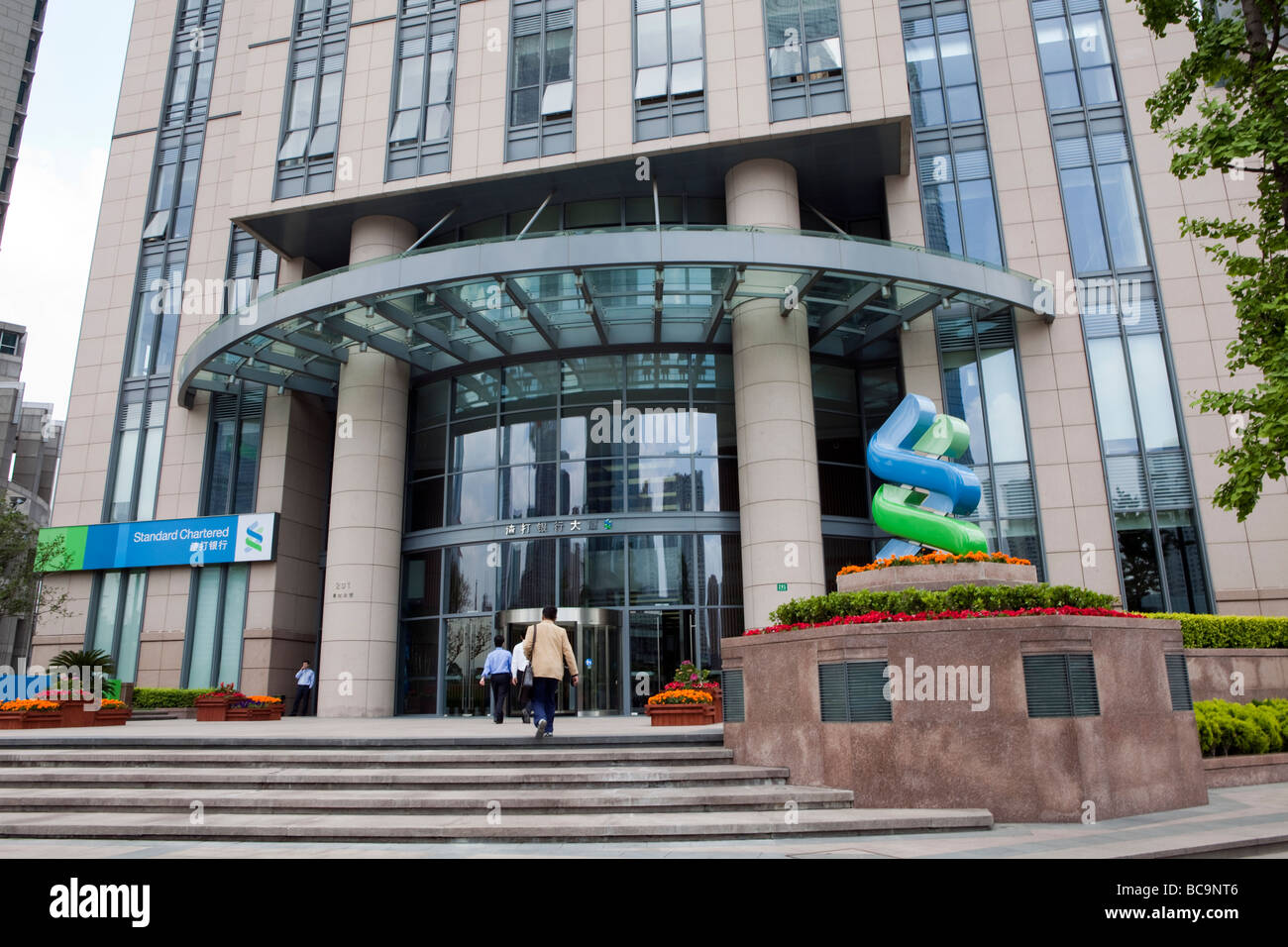 L'extérieur de la Standard Chartered building est vu dans le quartier Pudong de Shanghai, Chine Banque D'Images