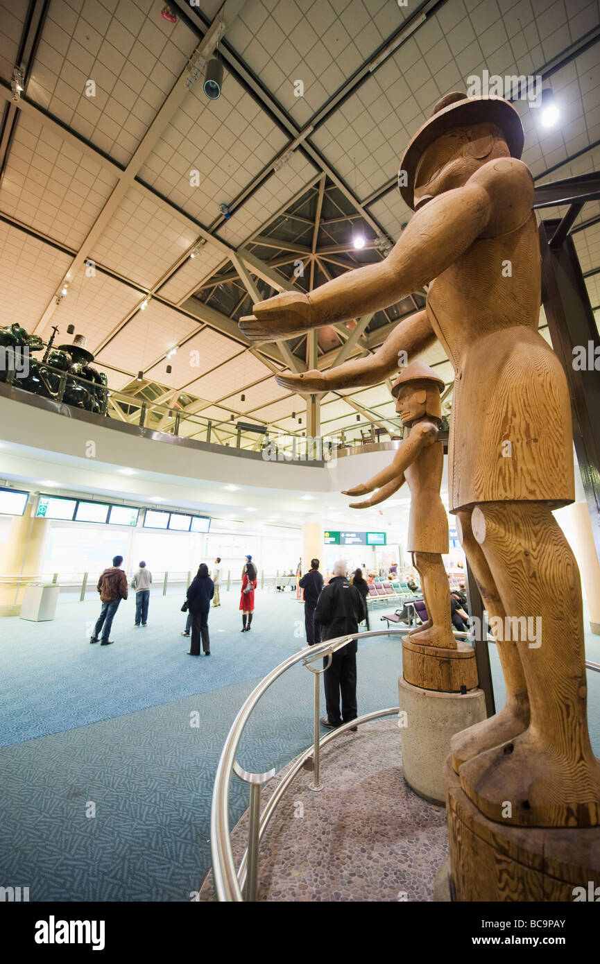 Sculptures en bois dans la région de l'Aéroport International de Vancouver Vancouver British Columbia Canada Banque D'Images