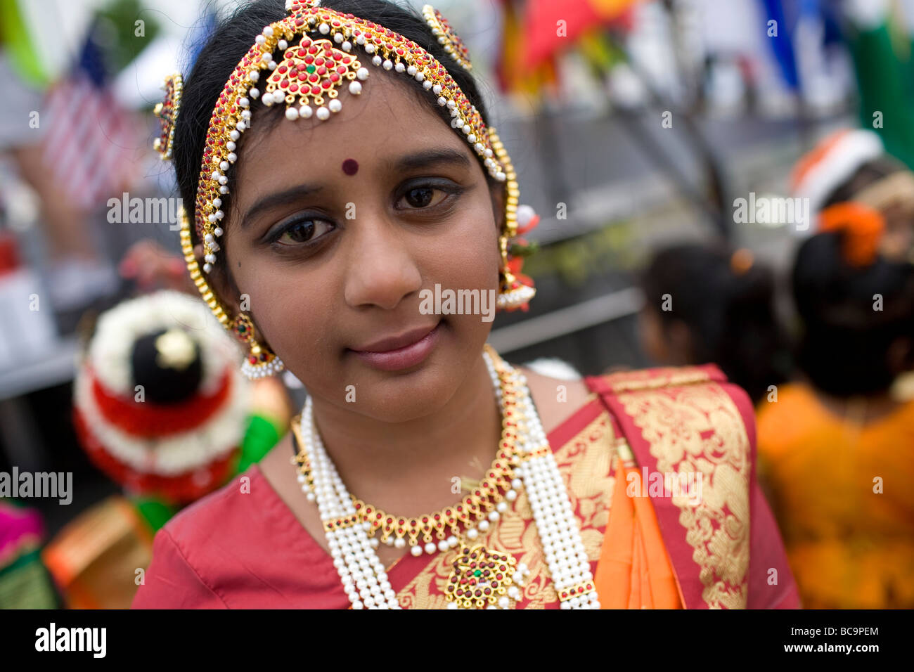 Un Indien de l'hindou ou girl wearing costume traditionnel et coiffure à un festival. Banque D'Images