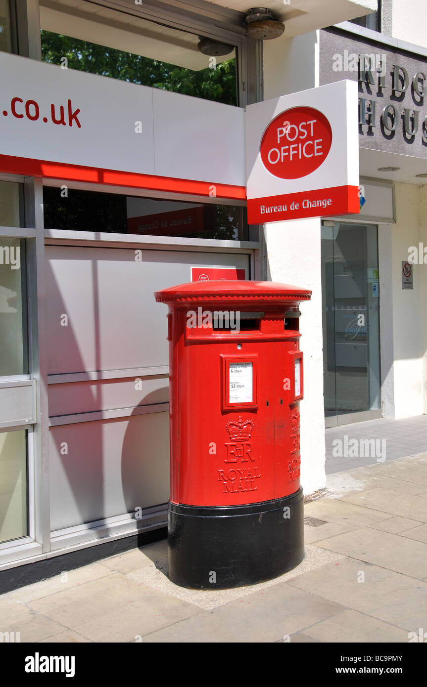 Boîte pilier à double ouverture Royal Mail à l'extérieur du bureau de poste, The Carfax, Horsham, West Sussex, Angleterre, Royaume-Uni Banque D'Images