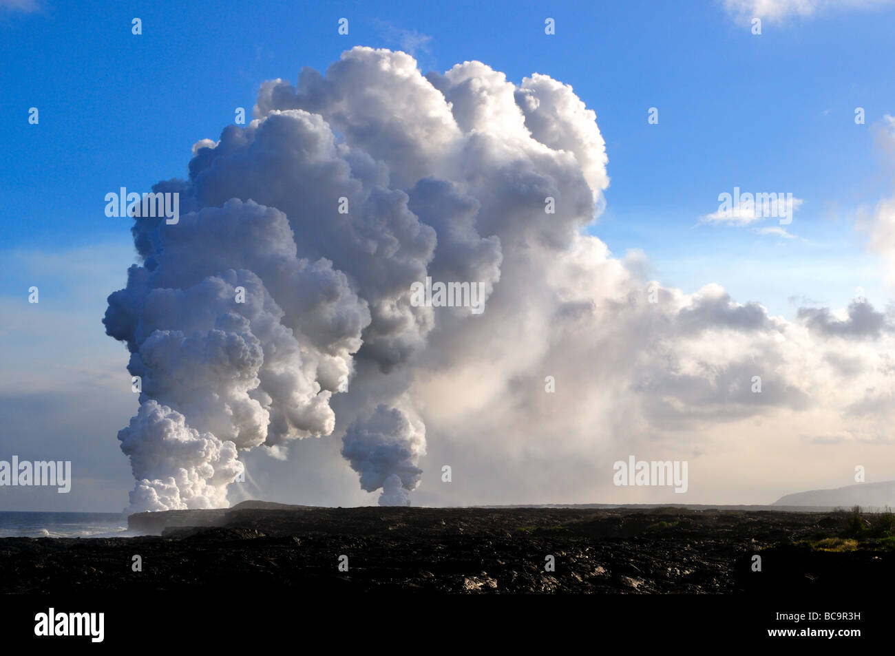 La lave de volcan Kilauea, où se réunit l'océan Pacifique. Hawaii Volcanoes National Park, California, USA. Banque D'Images
