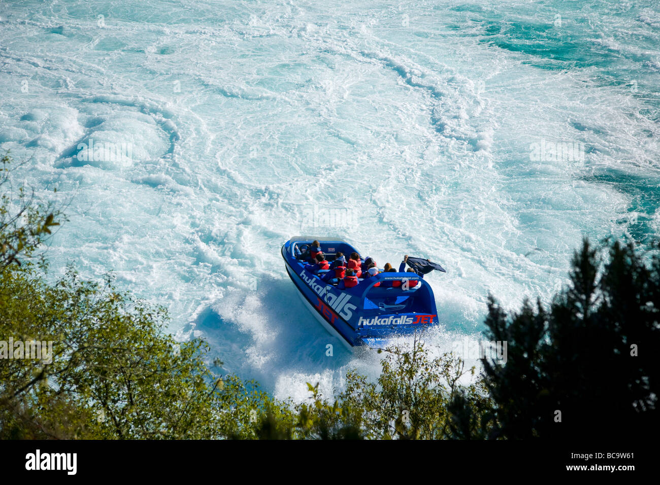 Les touristes en recherche de sensations fortes, jet boat cascade de Huka, Nouvelle-Zélande Banque D'Images