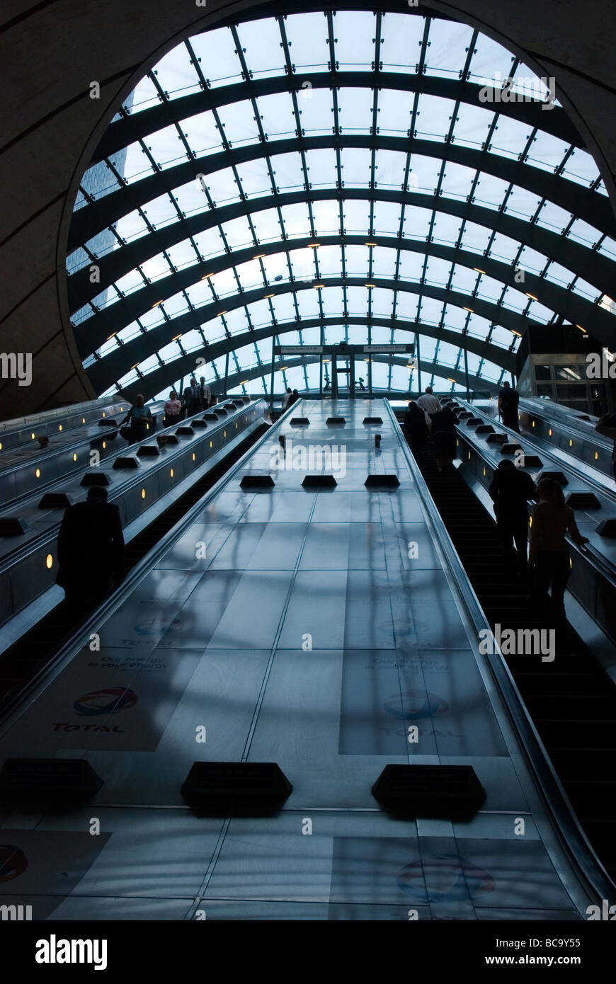 Les passagers sur les escaliers mécaniques à la station de métro Canary Wharf, Londres Dockland England UK Banque D'Images
