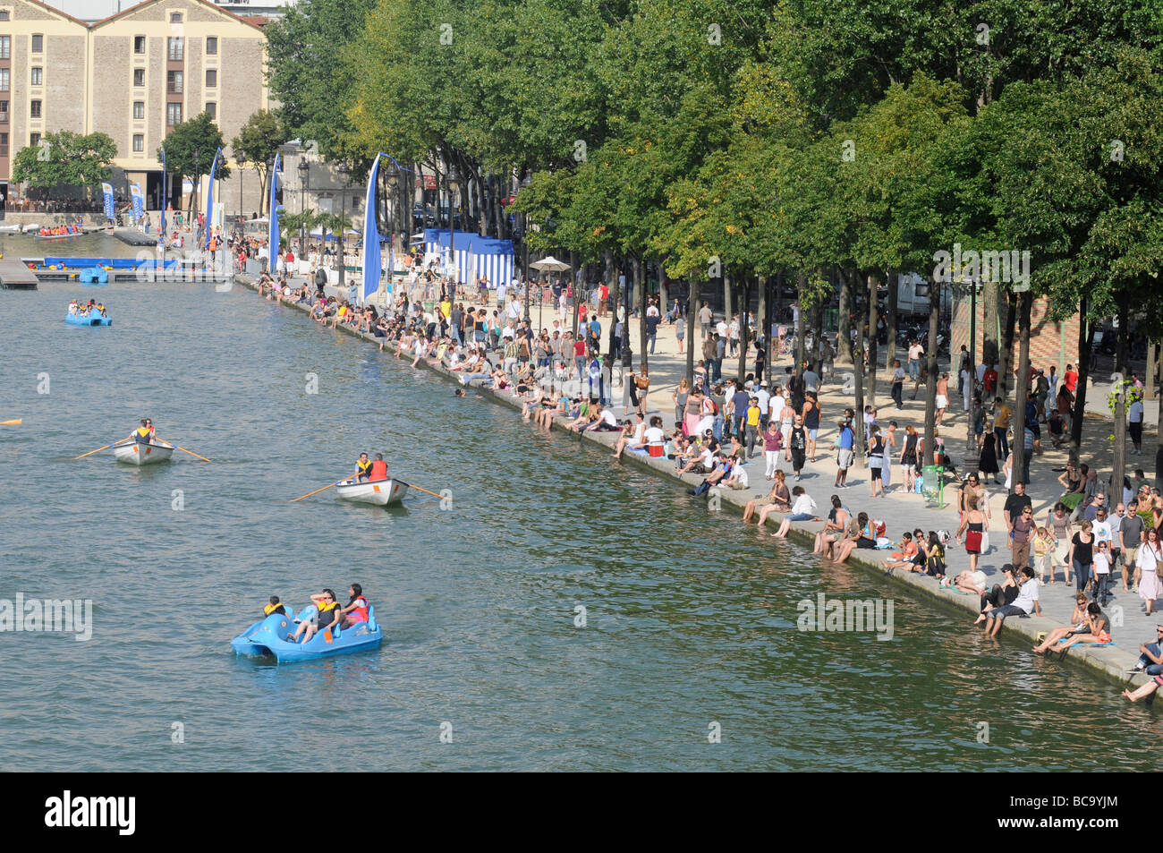 Les parisiens bénéficiant d'une chaude journée d'été près du bassin de la Villette dans le nord de Paris, France Banque D'Images