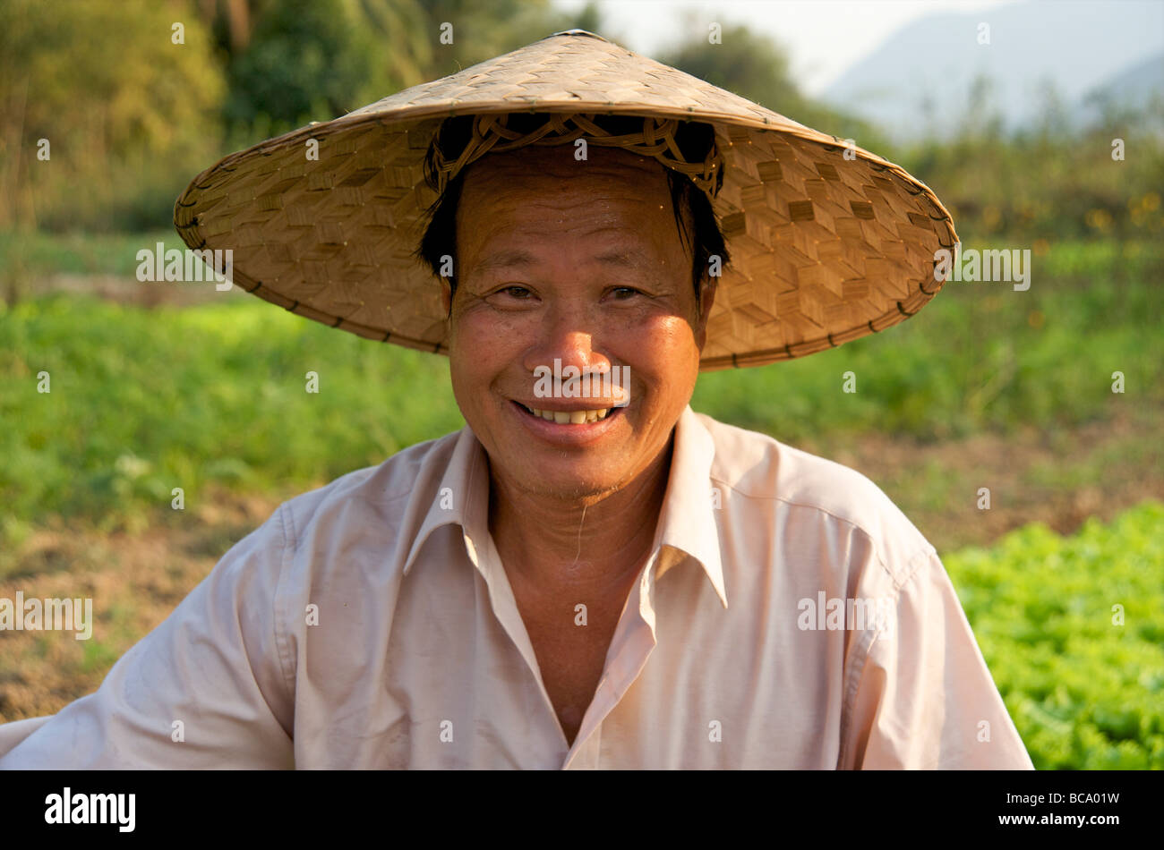 Paysan portant un chapeau de paille traditionnel Banque de photographies et  d'images à haute résolution - Alamy
