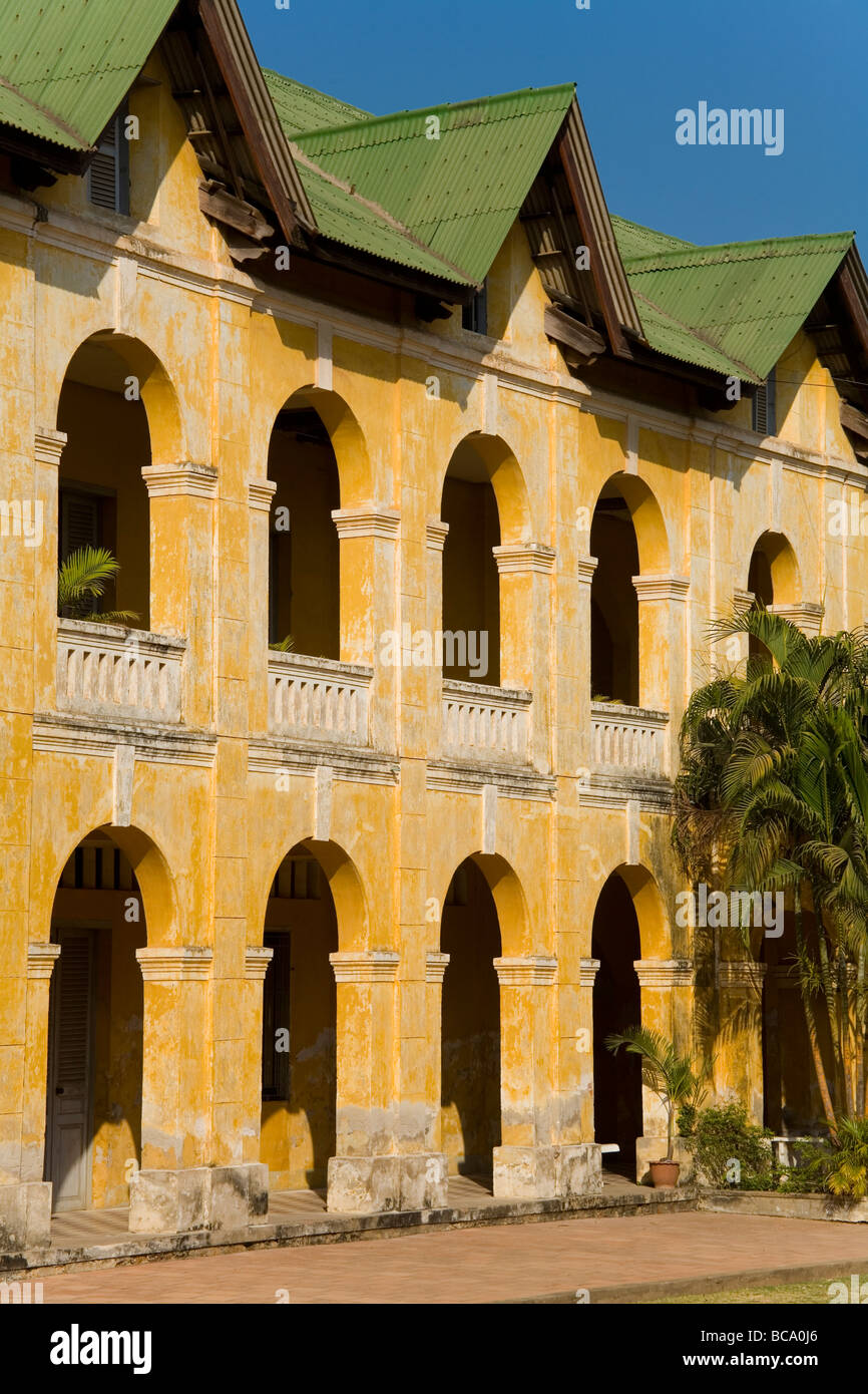 Jaune patiné bâtiment colonial français à Phnom Penh, Cambodge Banque D'Images