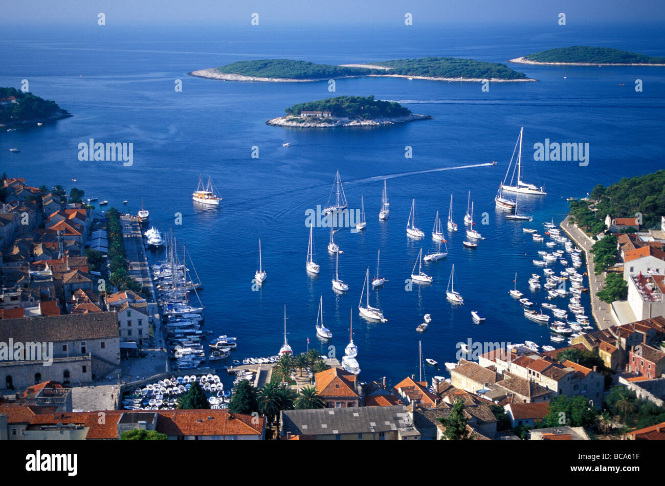Cadre et les îles Paklinski en arrière-plan, l'île de Hvar, Hvar, Dalmatie, Croatie Banque D'Images Cadre et les îles Paklinski en arrière-plan, l'île de Hvar, Hvar, Dalmatie, Croatie Banque D'Images