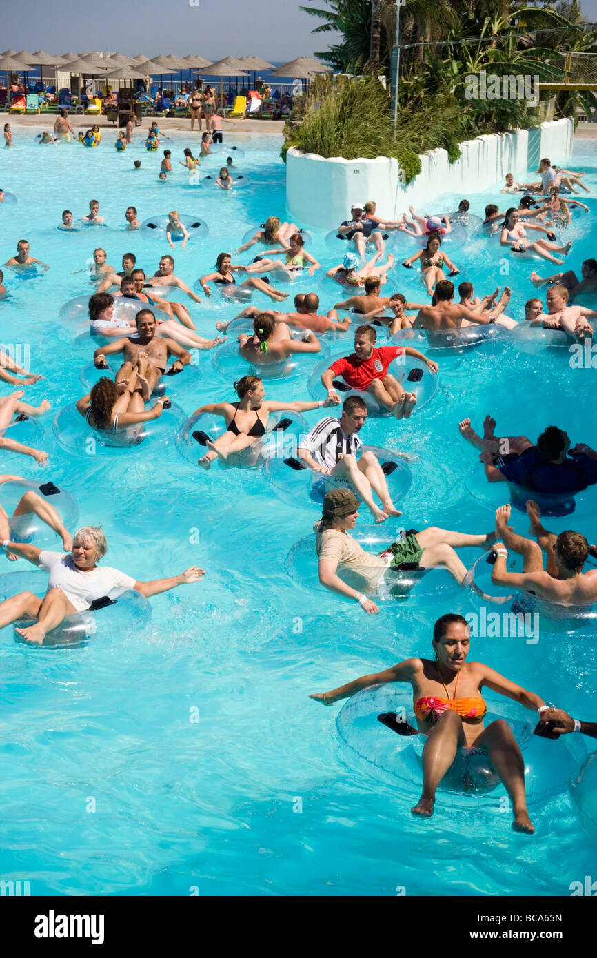 Les gens sur les pneus flottants dans la piscine à vagues, Faliraki, le plus grand d'Europe, Faliraki, Rhodes, Grèce Banque D'Images